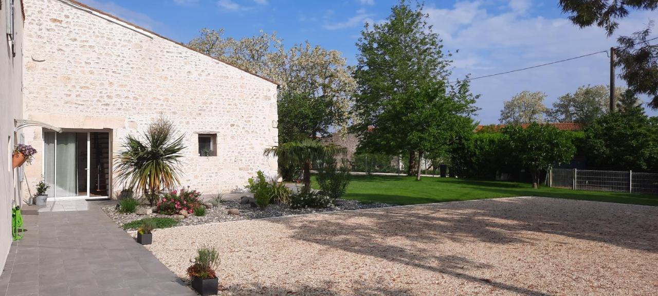 Gite 4 Personnes Avec Piscine Entre Saintes Et Royan Balanzac 外观 照片